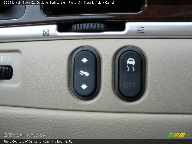 Light French Silk Metallic / Light Camel 2006 Lincoln Town Car Designer Series