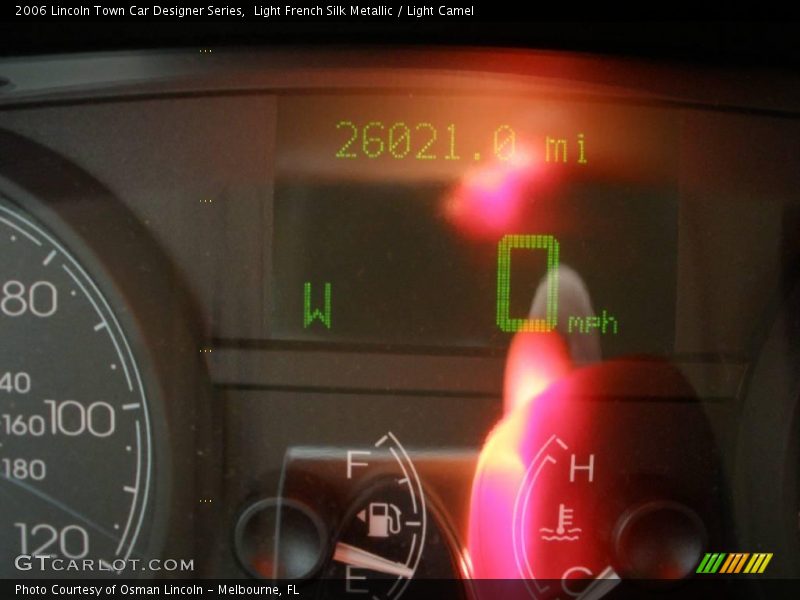 Light French Silk Metallic / Light Camel 2006 Lincoln Town Car Designer Series