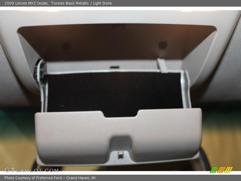 Tuxedo Black Metallic / Light Stone 2009 Lincoln MKZ Sedan