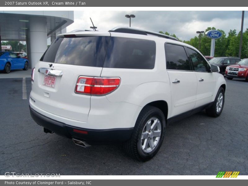 Cream White / Tan 2007 Saturn Outlook XR