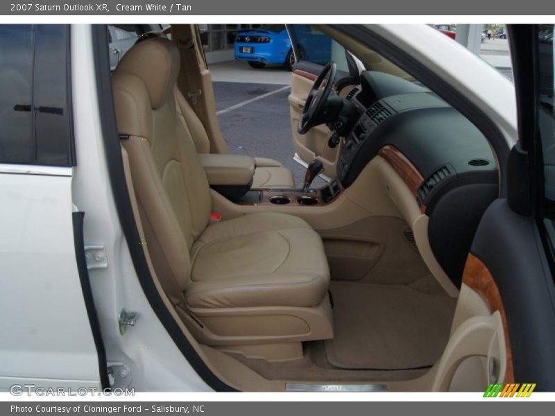 Cream White / Tan 2007 Saturn Outlook XR