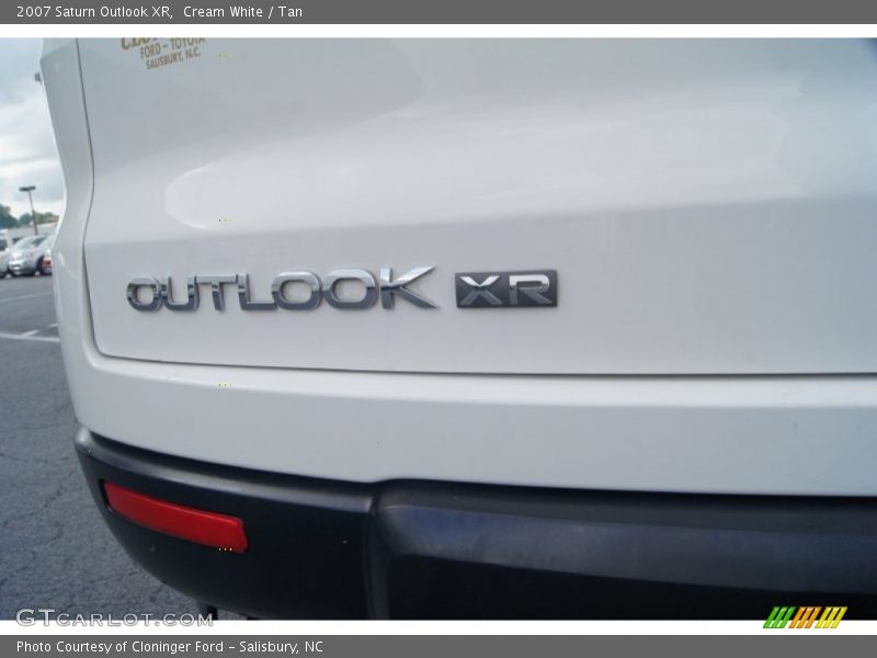 Cream White / Tan 2007 Saturn Outlook XR