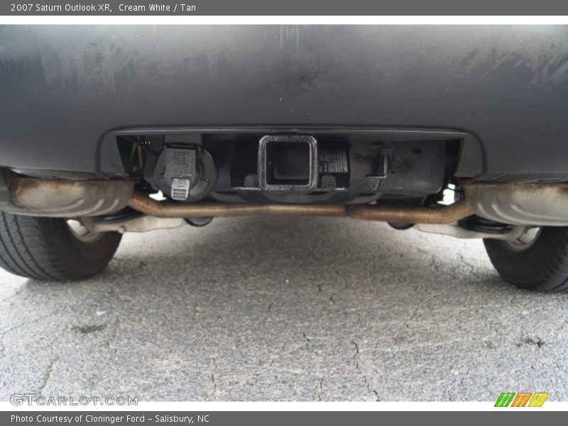Cream White / Tan 2007 Saturn Outlook XR