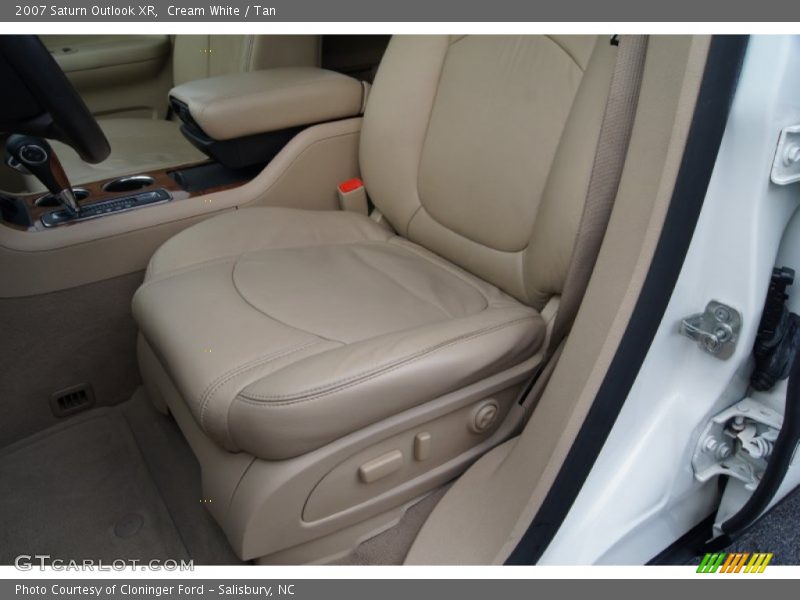 Cream White / Tan 2007 Saturn Outlook XR