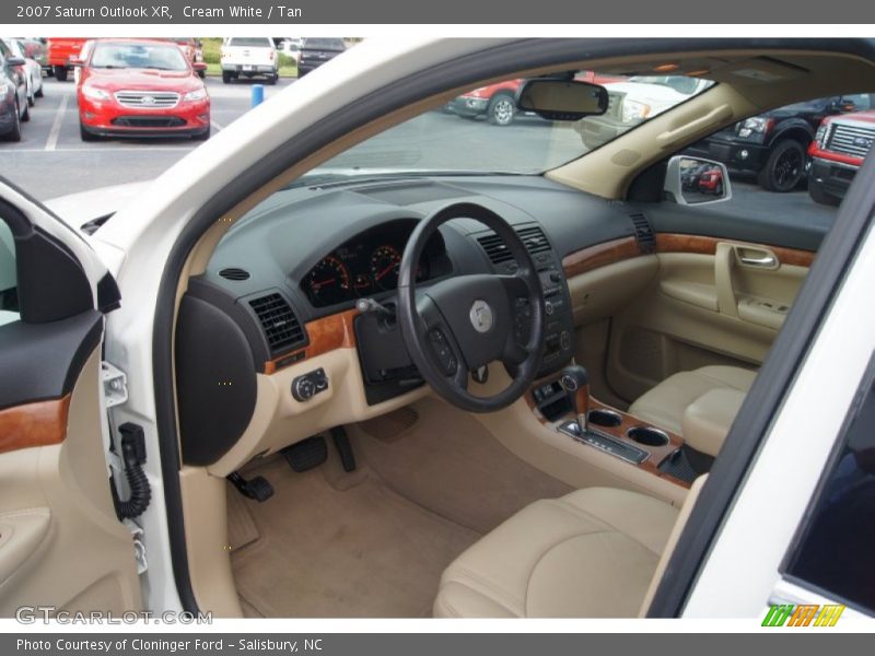 Cream White / Tan 2007 Saturn Outlook XR