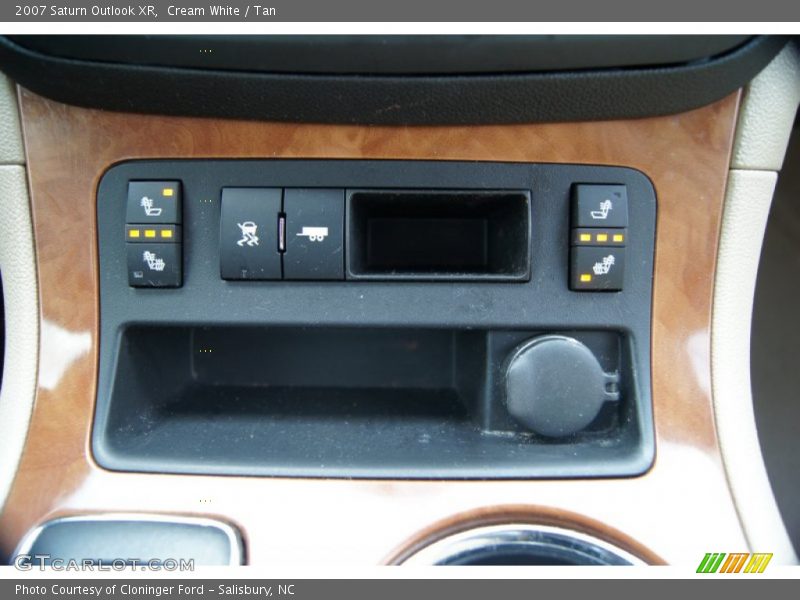 Cream White / Tan 2007 Saturn Outlook XR