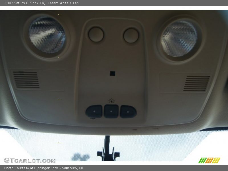 Cream White / Tan 2007 Saturn Outlook XR