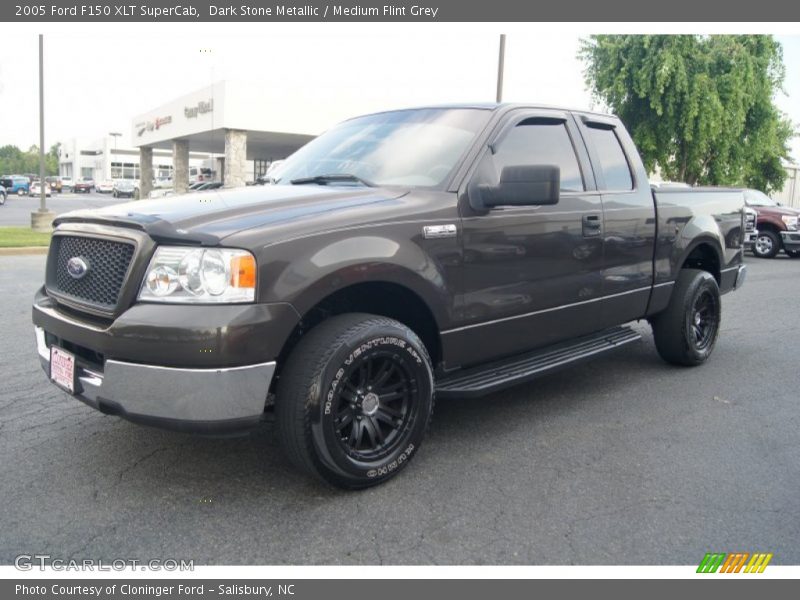 Front 3/4 View of 2005 F150 XLT SuperCab