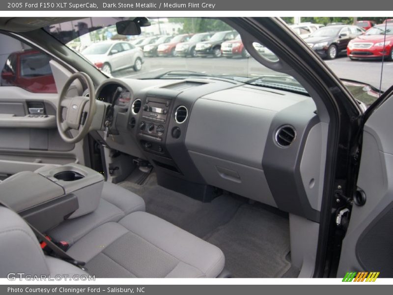 Dashboard of 2005 F150 XLT SuperCab