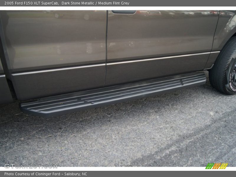Dark Stone Metallic / Medium Flint Grey 2005 Ford F150 XLT SuperCab