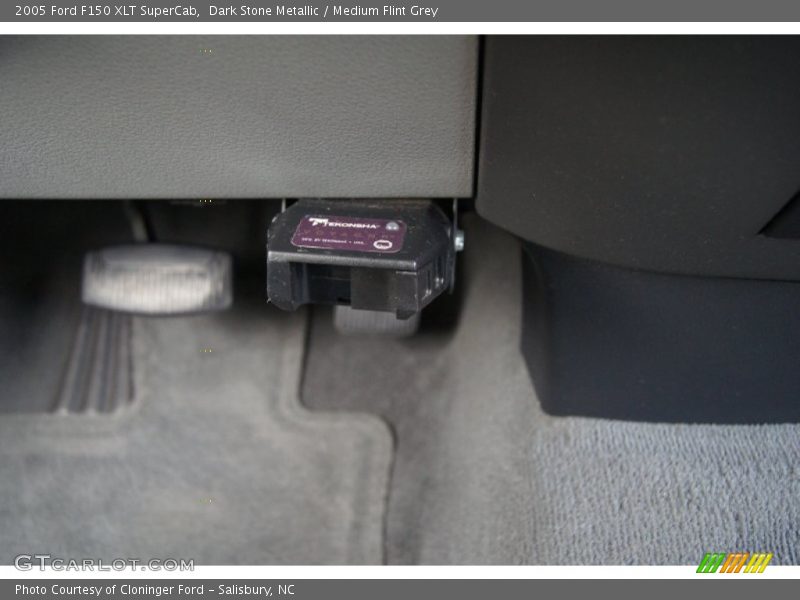 Dark Stone Metallic / Medium Flint Grey 2005 Ford F150 XLT SuperCab