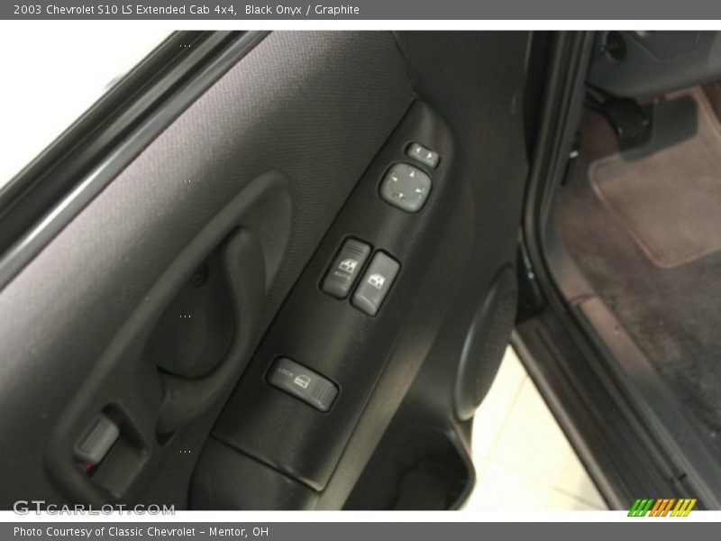 Black Onyx / Graphite 2003 Chevrolet S10 LS Extended Cab 4x4