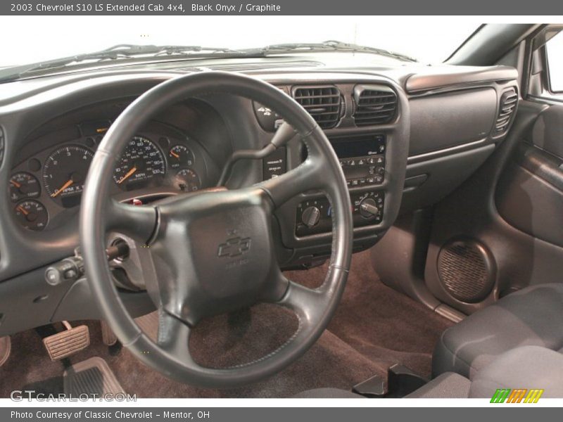 Black Onyx / Graphite 2003 Chevrolet S10 LS Extended Cab 4x4