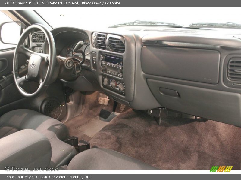 Black Onyx / Graphite 2003 Chevrolet S10 LS Extended Cab 4x4