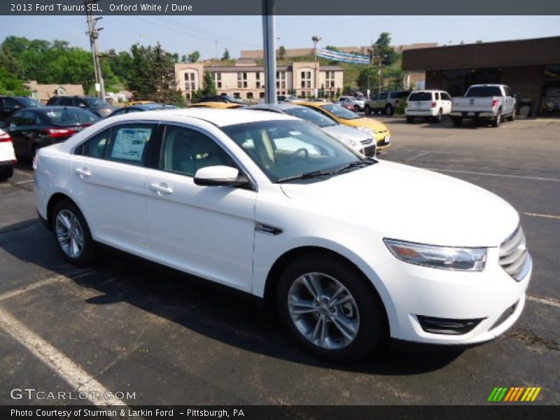 Oxford White / Dune 2013 Ford Taurus SEL