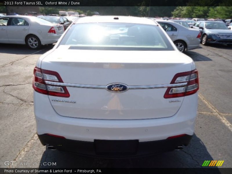 Oxford White / Dune 2013 Ford Taurus SEL