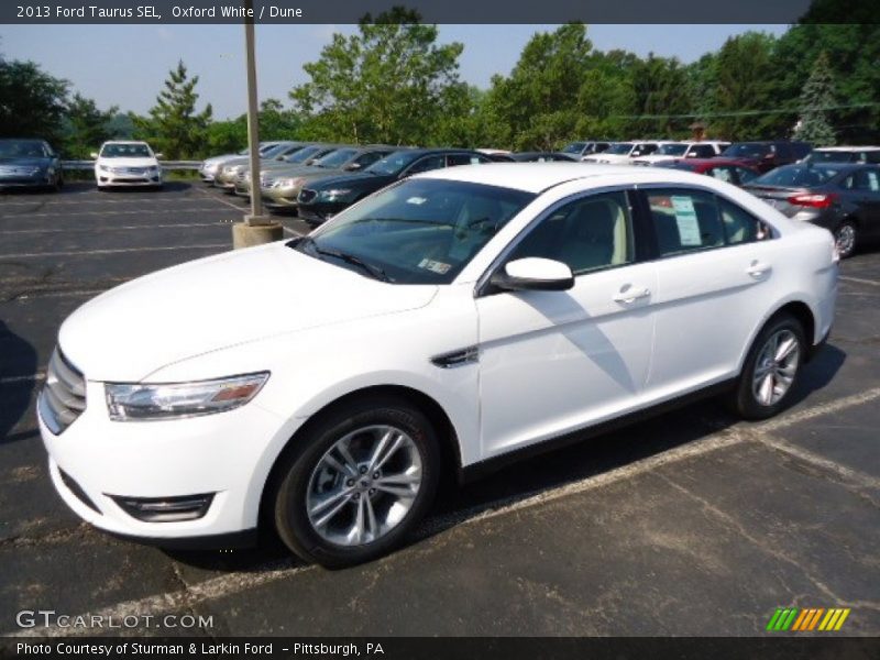 Oxford White / Dune 2013 Ford Taurus SEL