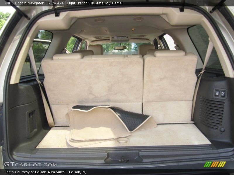 Light French Silk Metallic / Camel 2005 Lincoln Navigator Luxury 4x4