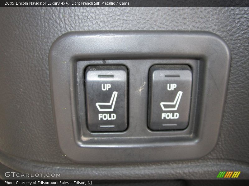 Light French Silk Metallic / Camel 2005 Lincoln Navigator Luxury 4x4