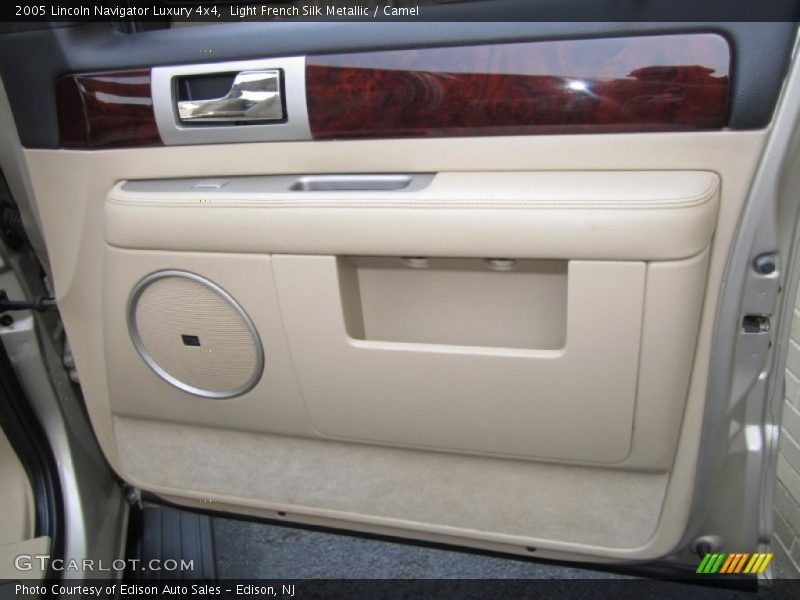 Light French Silk Metallic / Camel 2005 Lincoln Navigator Luxury 4x4