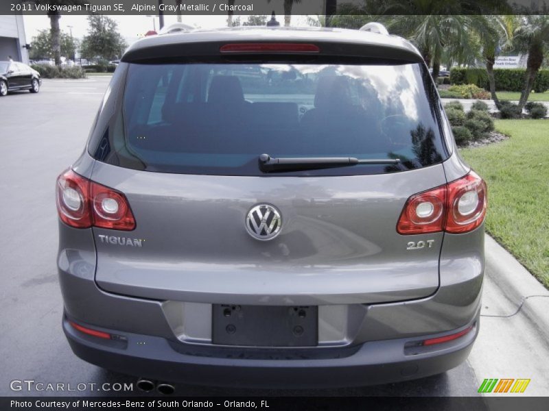 Alpine Gray Metallic / Charcoal 2011 Volkswagen Tiguan SE