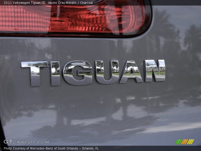 Alpine Gray Metallic / Charcoal 2011 Volkswagen Tiguan SE
