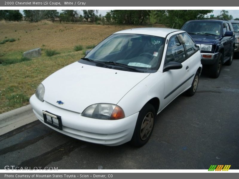 Front 3/4 View of 2000 Metro LSi Coupe