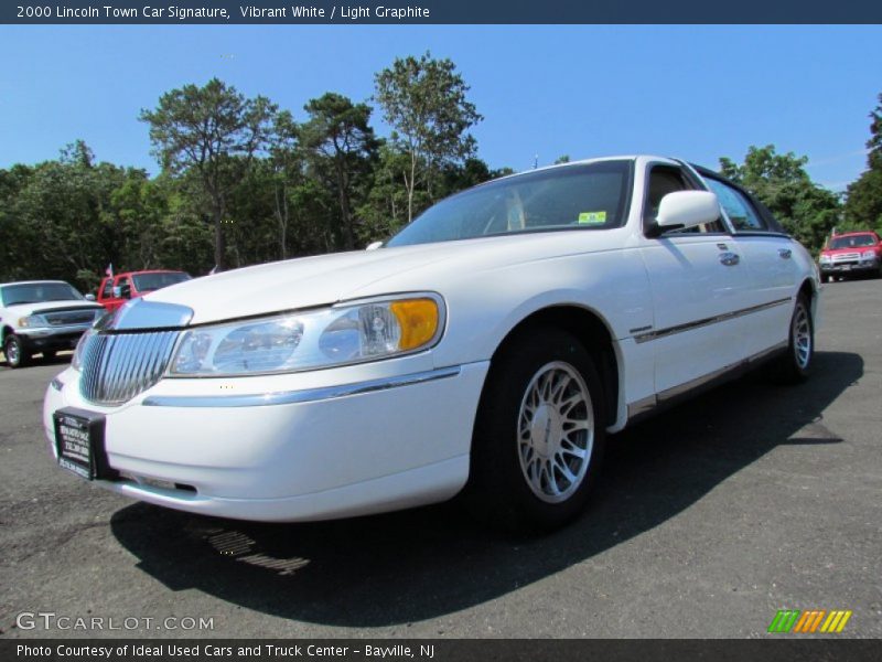 Vibrant White / Light Graphite 2000 Lincoln Town Car Signature