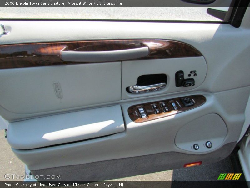Vibrant White / Light Graphite 2000 Lincoln Town Car Signature