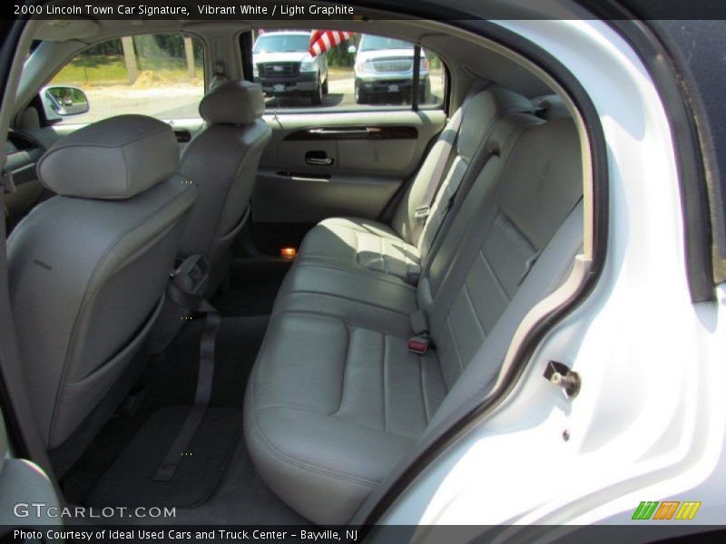 Vibrant White / Light Graphite 2000 Lincoln Town Car Signature