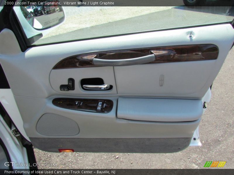 Vibrant White / Light Graphite 2000 Lincoln Town Car Signature