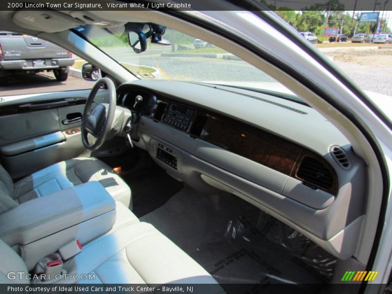 Vibrant White / Light Graphite 2000 Lincoln Town Car Signature