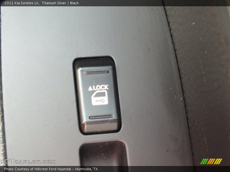 Titanium Silver / Black 2011 Kia Sorento LX