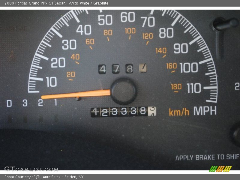 Arctic White / Graphite 2000 Pontiac Grand Prix GT Sedan