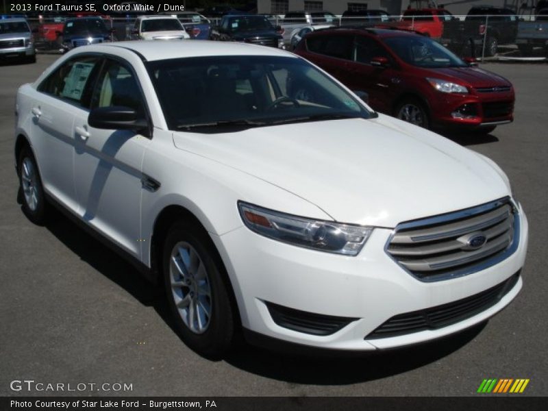 Oxford White / Dune 2013 Ford Taurus SE