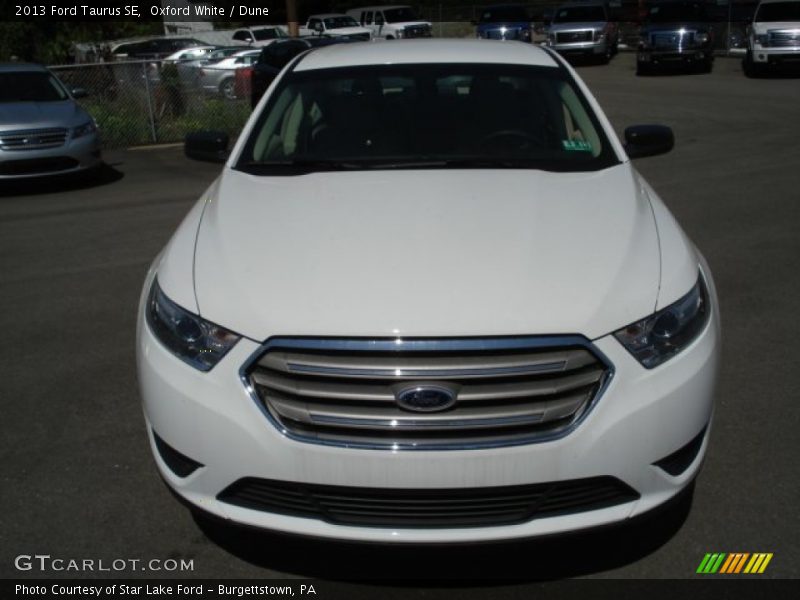 Oxford White / Dune 2013 Ford Taurus SE