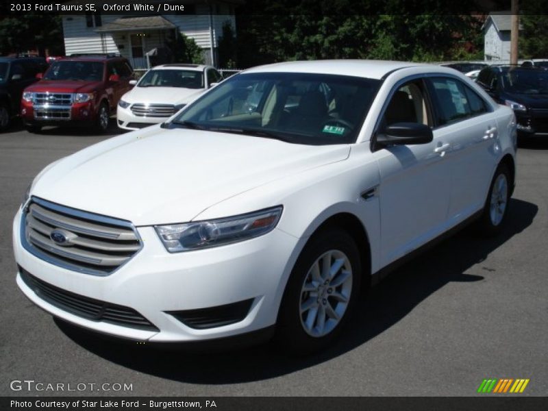 Oxford White / Dune 2013 Ford Taurus SE