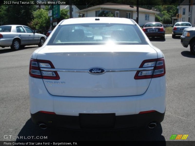 Oxford White / Dune 2013 Ford Taurus SE