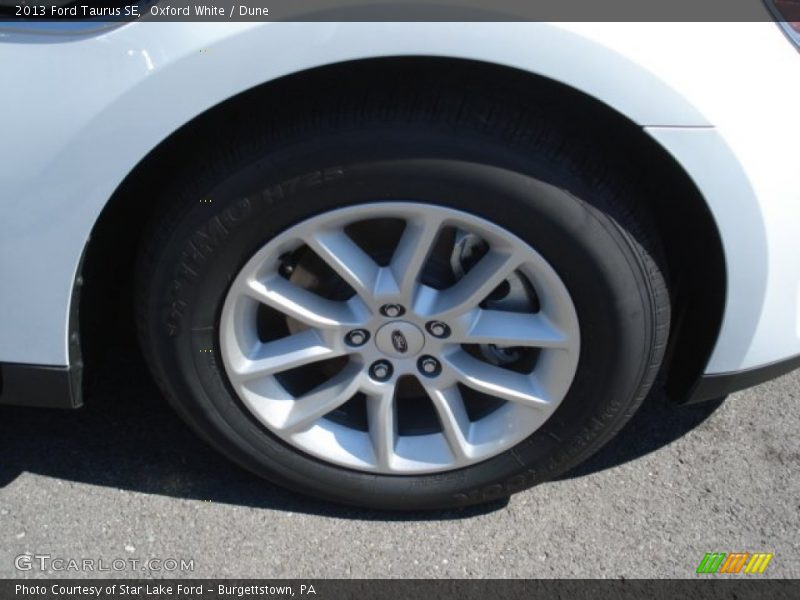 Oxford White / Dune 2013 Ford Taurus SE