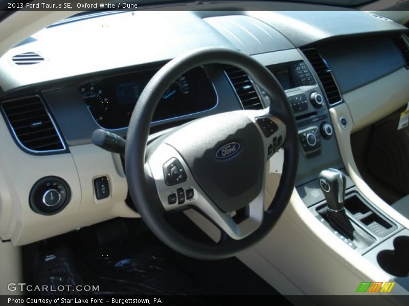 Oxford White / Dune 2013 Ford Taurus SE