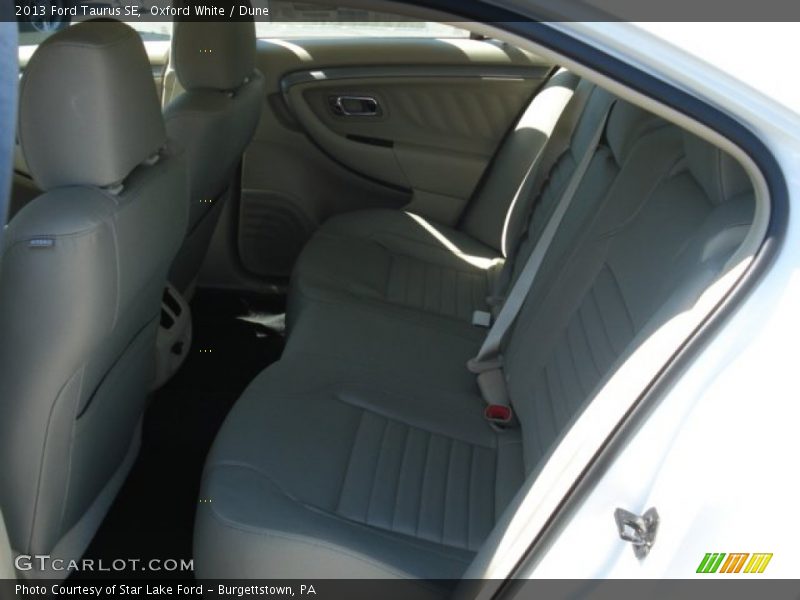 Oxford White / Dune 2013 Ford Taurus SE