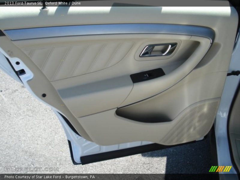 Oxford White / Dune 2013 Ford Taurus SE