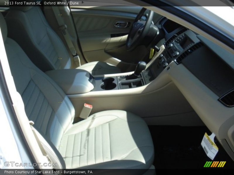 Oxford White / Dune 2013 Ford Taurus SE