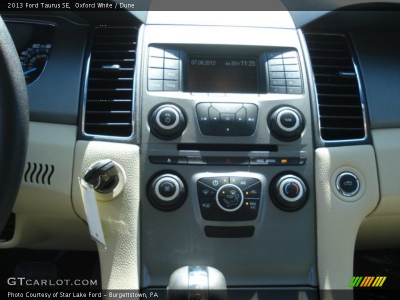 Oxford White / Dune 2013 Ford Taurus SE