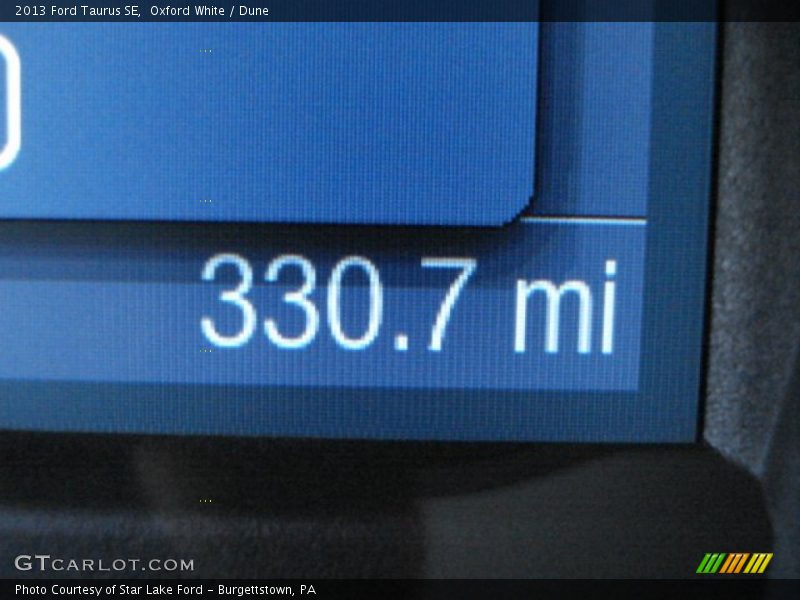 Oxford White / Dune 2013 Ford Taurus SE