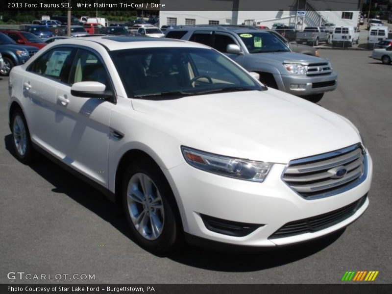 White Platinum Tri-Coat / Dune 2013 Ford Taurus SEL