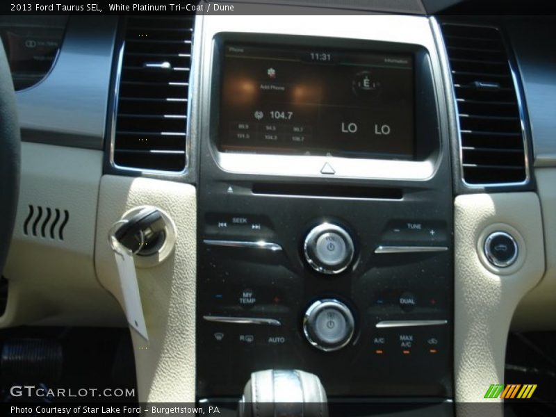 White Platinum Tri-Coat / Dune 2013 Ford Taurus SEL