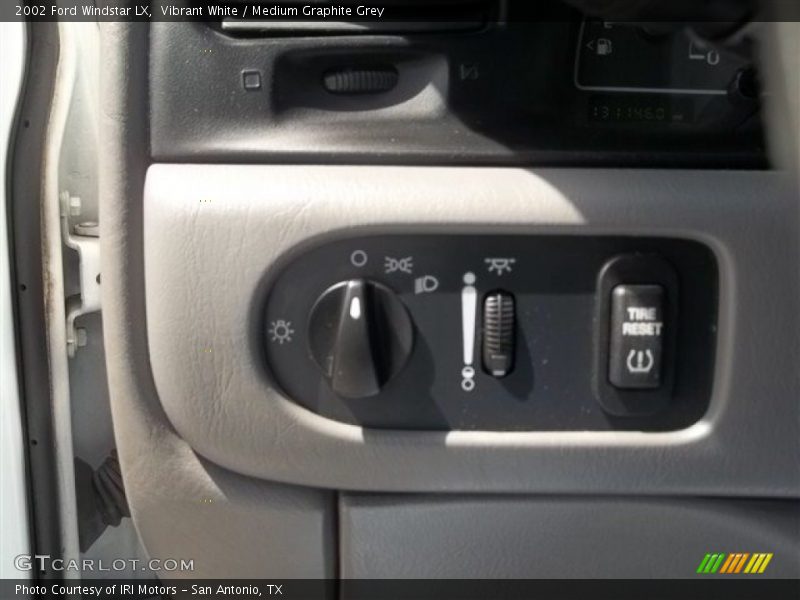 Vibrant White / Medium Graphite Grey 2002 Ford Windstar LX