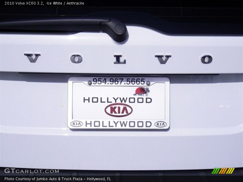 Ice White / Anthracite 2010 Volvo XC60 3.2