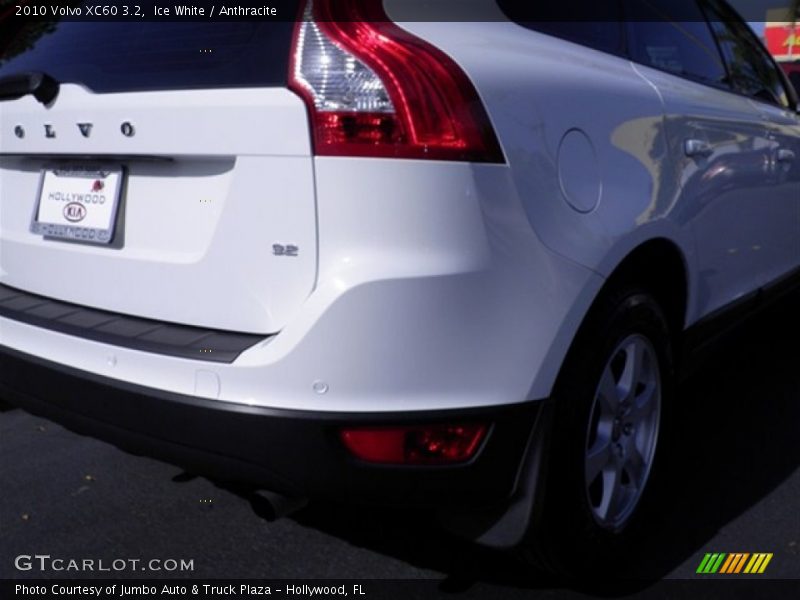 Ice White / Anthracite 2010 Volvo XC60 3.2